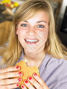 吃汉堡包的女人背景图片