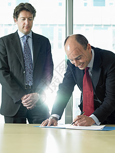 业务人员与合作伙伴签署文件图片