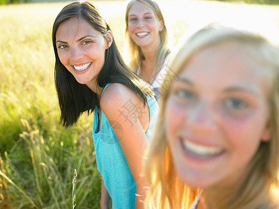 田野里微笑着的女人们图片