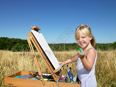 女孩在田里画画图片