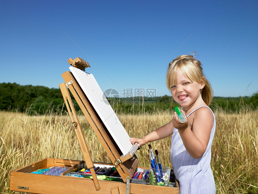 女孩在田里画画图片