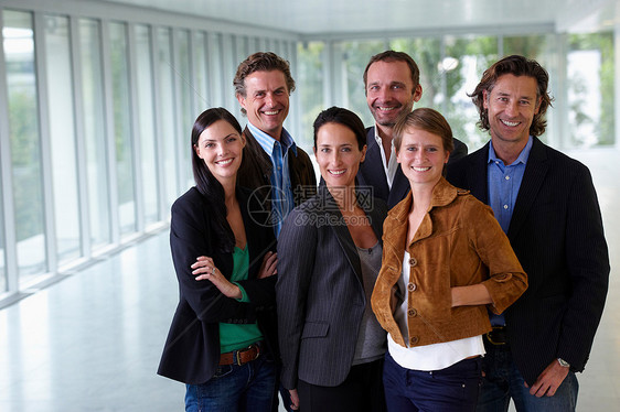 在空办公室微笑的业务团队图片