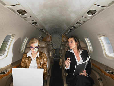 两个坐私人飞机的女人在讨论图片