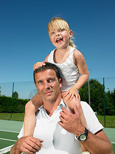 父亲和女儿在网球场上图片