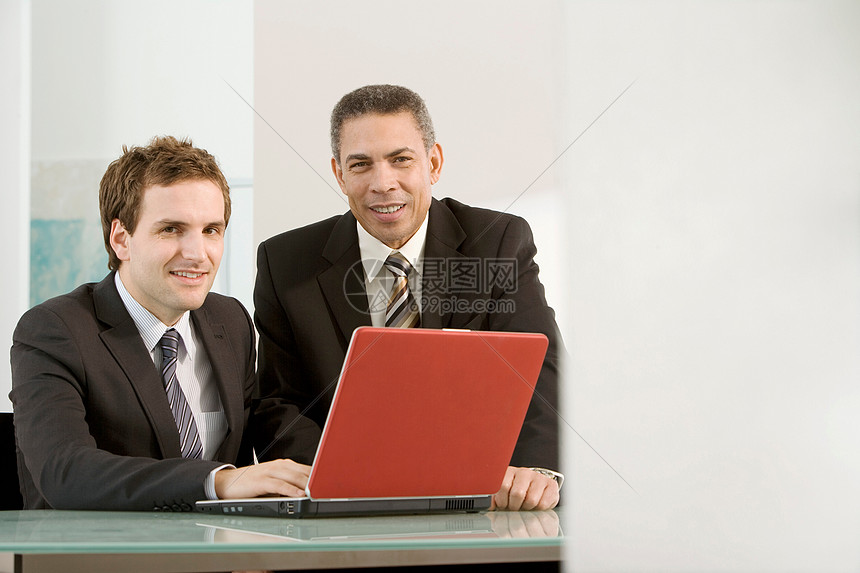 ‘~两名男性商务同事  ~’ 的图片