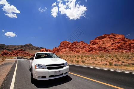 汽车在沙漠公路上行驶图片