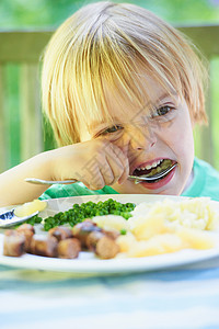 男孩晚饭吃蔬菜图片