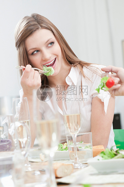 年轻女孩午餐吃沙拉图片