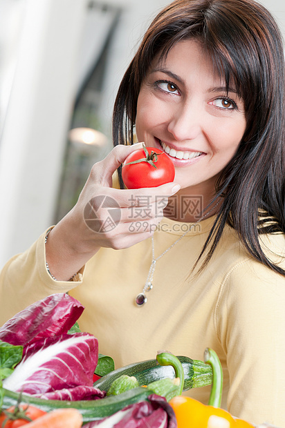 微笑的番茄蔬菜女人图片