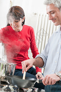 快乐夫妻在厨房一起做饭图片