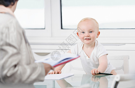 听办公室同事讲话的婴儿图片