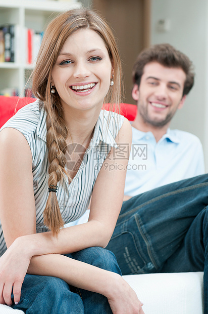 快乐微笑的年轻夫妇在家里图片