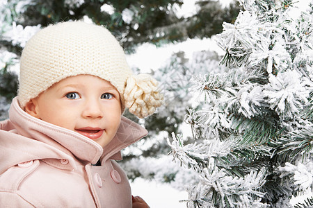 雪树旁的小女孩图片