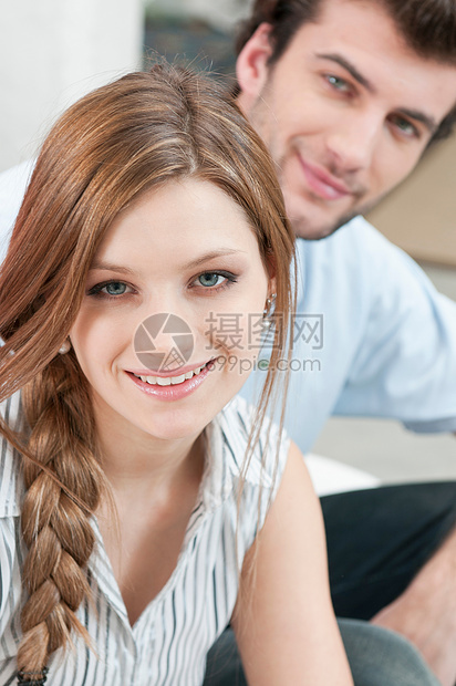 微笑的年轻夫妇画像图片