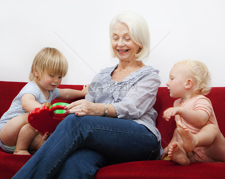 ‘~和两个小孩玩耍的祖母  ~’ 的图片
