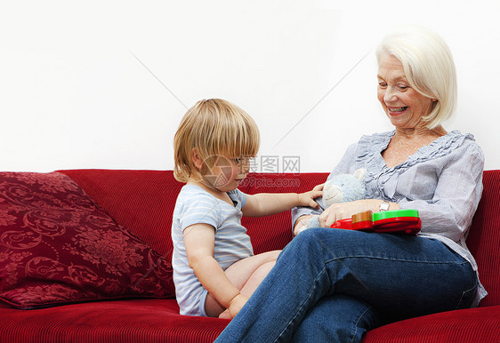和孙子玩耍的祖母图片