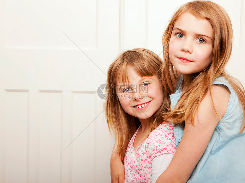 两个女孩拥抱的肖像图片