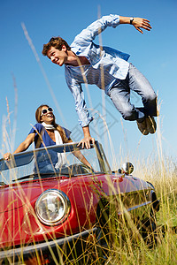 女人在车里,男人从车里跳出来图片素材