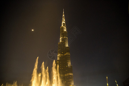 迪拜喷泉和迪拜哈利法夜间低角度视图图片