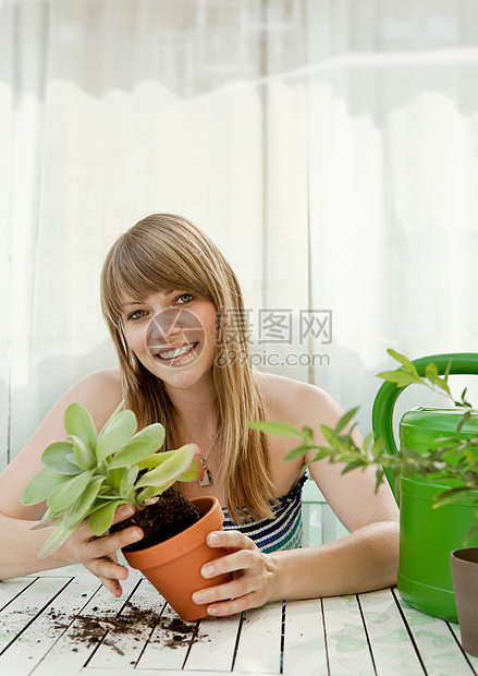 年轻女子和露台上的植物图片