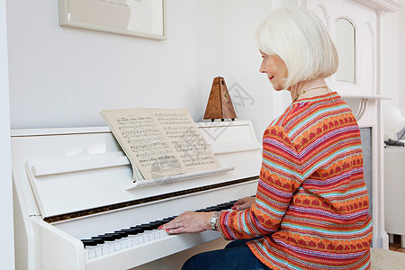 弹钢琴的年老女性图片