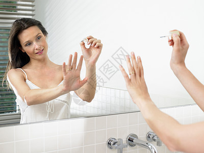 浴室里的女人涂指甲油图片