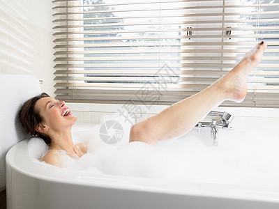 沐浴理发女人在浴缸里洗澡背景