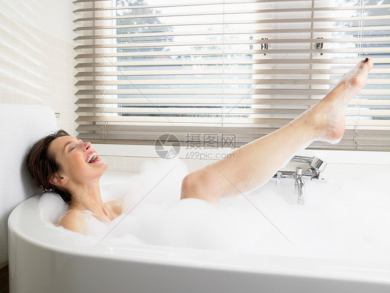 女人在浴缸里洗澡图片