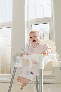 坐在高椅子上的女婴图片