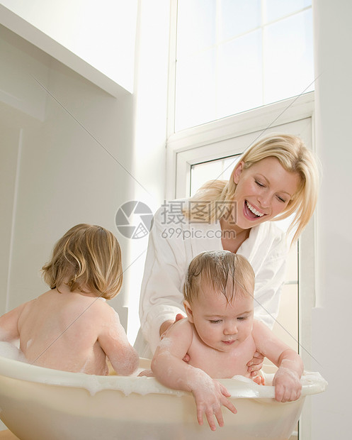 妈妈给婴儿洗澡图片