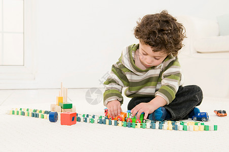 一群外国小孩玩玩具的男孩背景