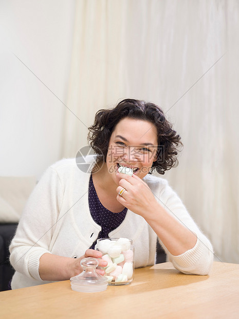 吃甜食的女人图片