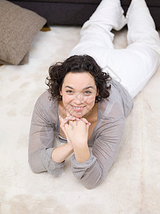 一个女人在地板上休息图片