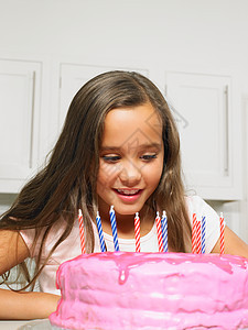 女孩看着蜡烛蛋糕图片