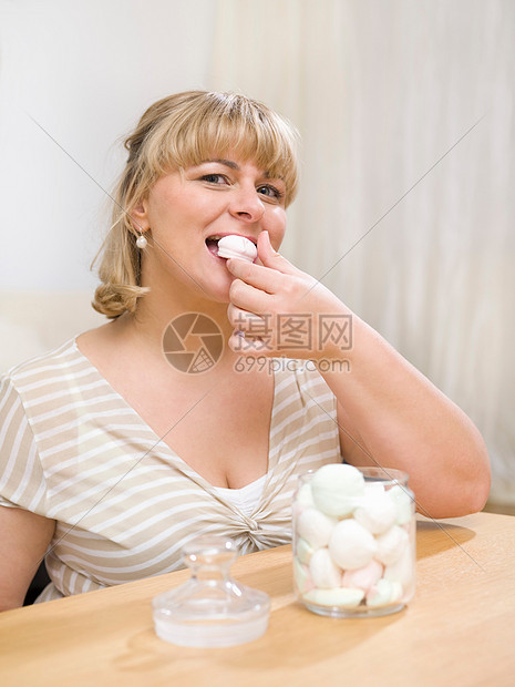 吃甜食的女人图片