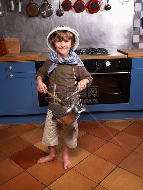 厨房里的小男孩打鼓图片
