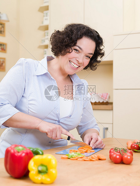 女人在切蔬菜图片