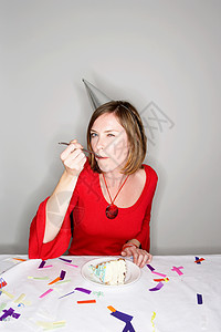 吃生日蛋糕的女人图片