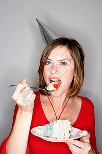 吃生日蛋糕的女人图片