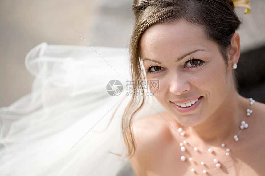 新娘对着照相机微笑图片
