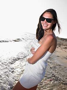站在海滩上的女人图片