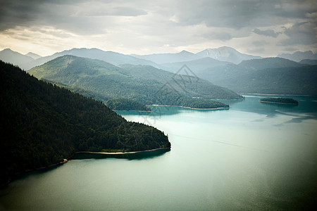 高山静湖鸟瞰图图片