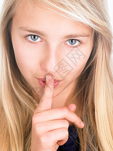 手指在嘴前的女孩图片