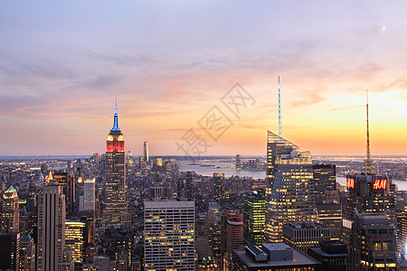 美国纽约日落时分曼哈顿天际线和帝国大厦的景色图片