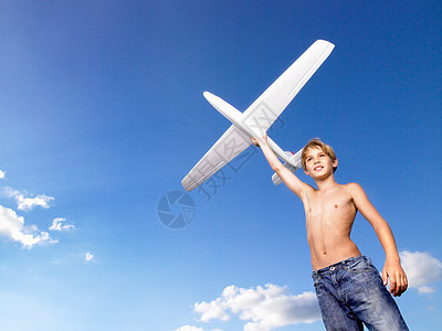 准备让飞机起飞小男孩图片
