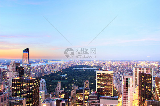 美国纽约黄昏时分曼哈顿天际线和中央公园的景色图片