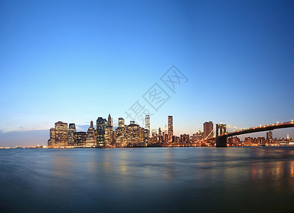 美国纽约黄昏时分曼哈顿下天际线和布鲁克林大桥的景色图片