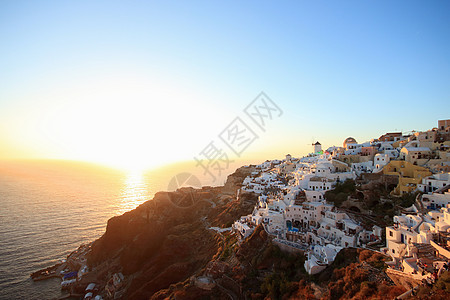希腊塞克拉德斯群岛圣托里尼日落时的OIA镇图片