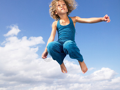 在空中跳跃的年轻女孩图片