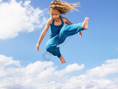 在空中跳跃的年轻女孩图片